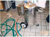 発泡機とコンプレッサーの写真