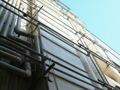 屋外ダクト新設工事用の足場を組みます。