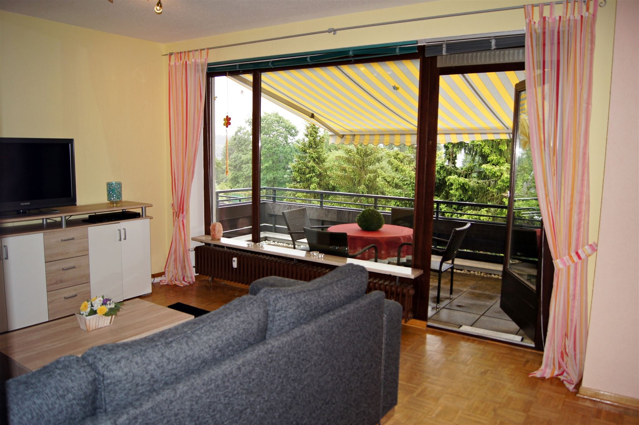 Wohnzimmer mit Balkon