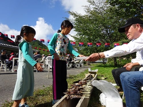 朝食の振る舞い　炭火焼したアマゴ