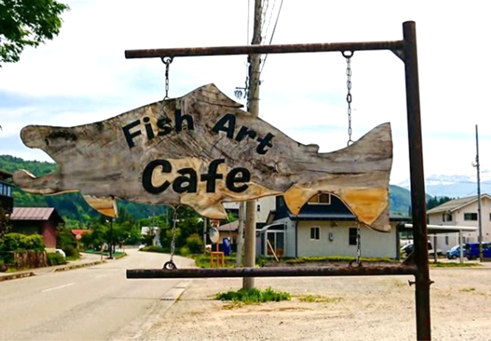 お洒落でレトロな看板が目印
