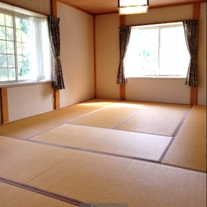 里山風景を楽しみながら寛ぐ