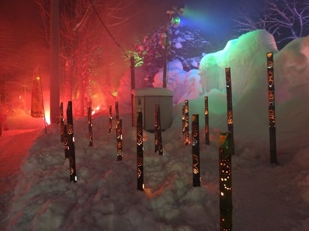 竹の灯ろうを至るところに設置