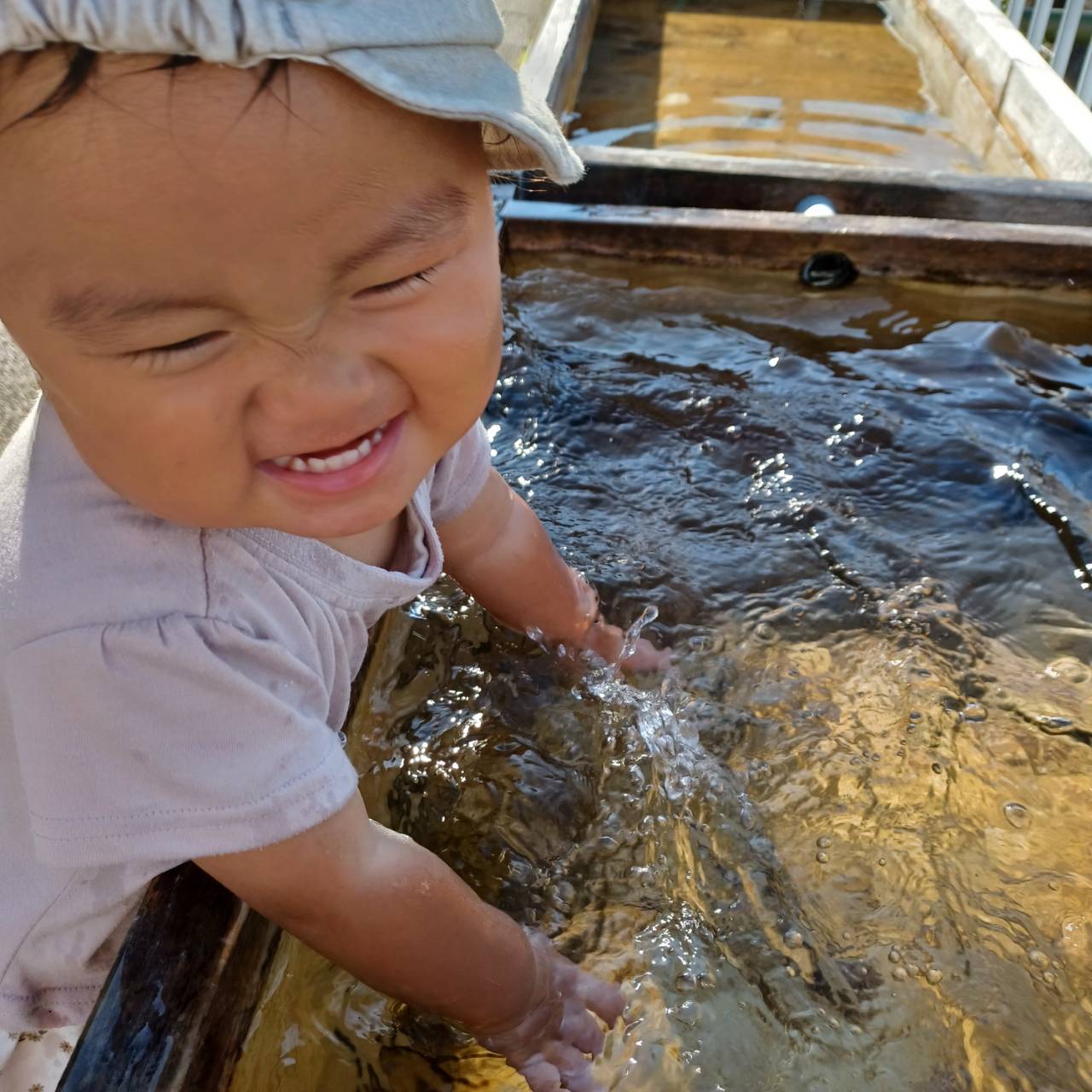お客様の笑顔　農産市場前の水槽にて