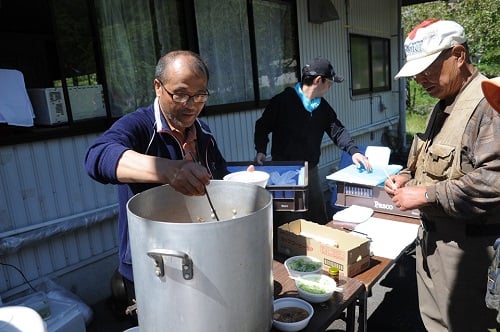 朝食の振る舞い　温かい豚汁をどうぞ