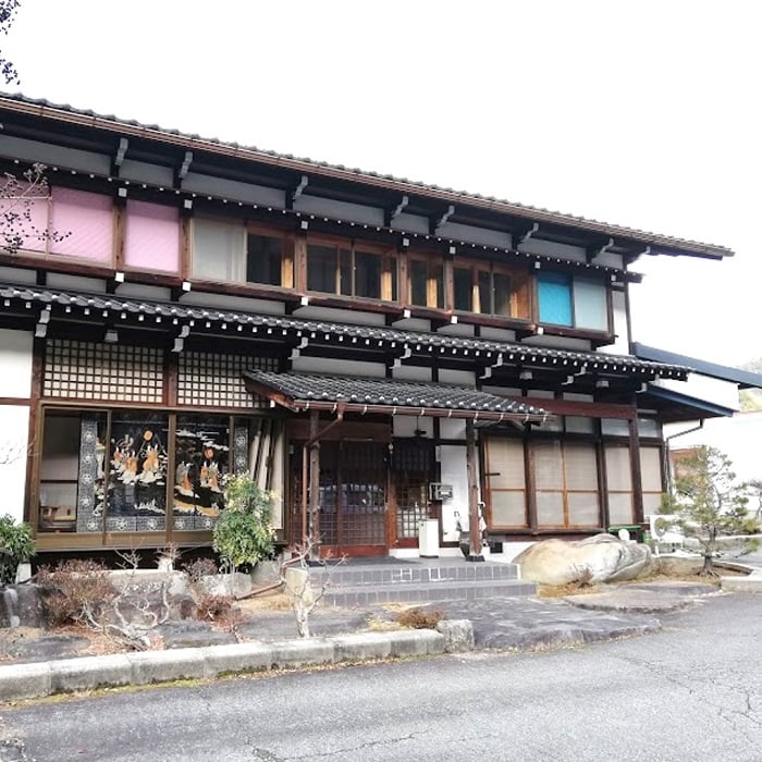 入り口は正面玄関と右側の2箇所