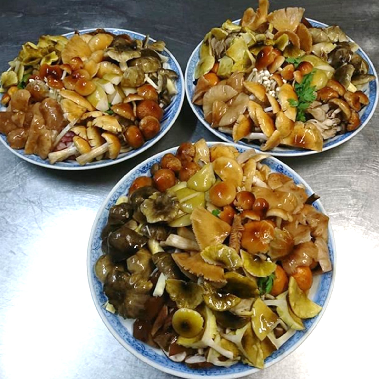 秋神温泉の自慢の天然きのこ料理