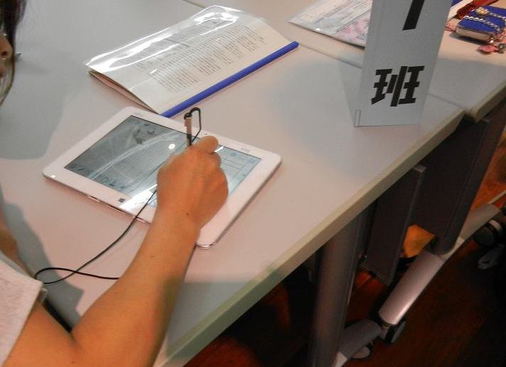 班で話し合った一文をタブレットに書く