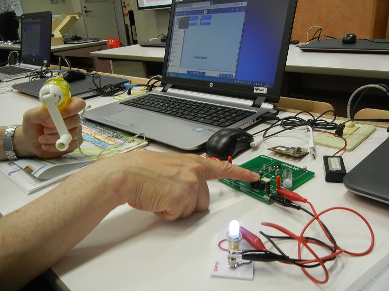 これまでの学習では　手回し発電機→コンデンサー→豆電球（LED)