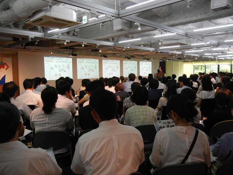 200名近くの参加者で埋めつくされた会場