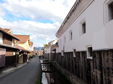 江戸・明治期の趣ある土蔵が並ぶ
