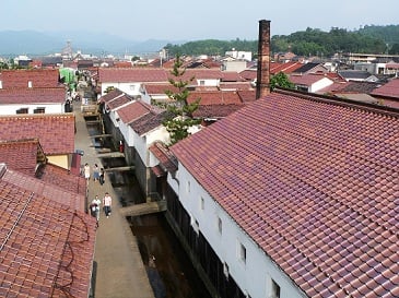 倉吉白壁土蔵群上空から