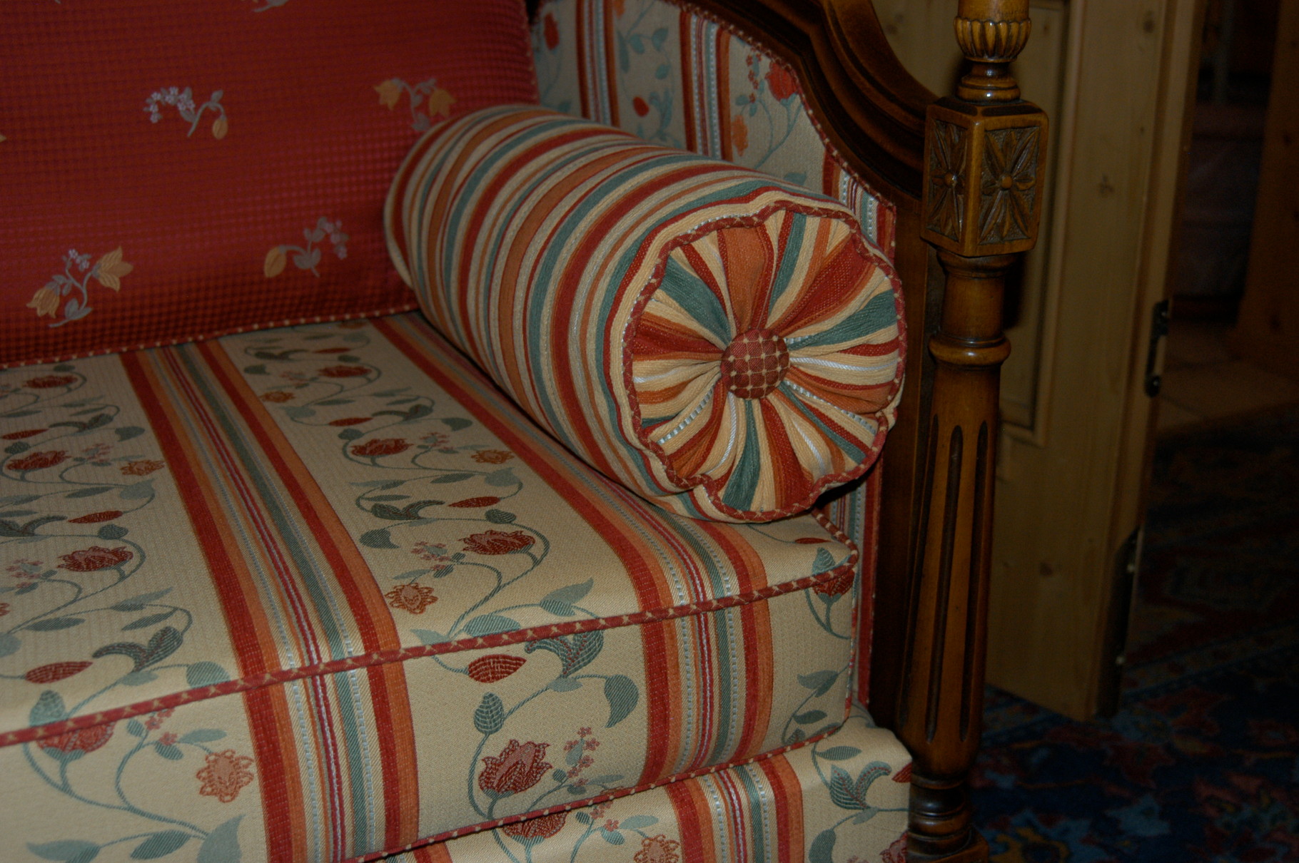 Sofa überzogen mit abgepassten Möbelstoffen Kante mit Käder