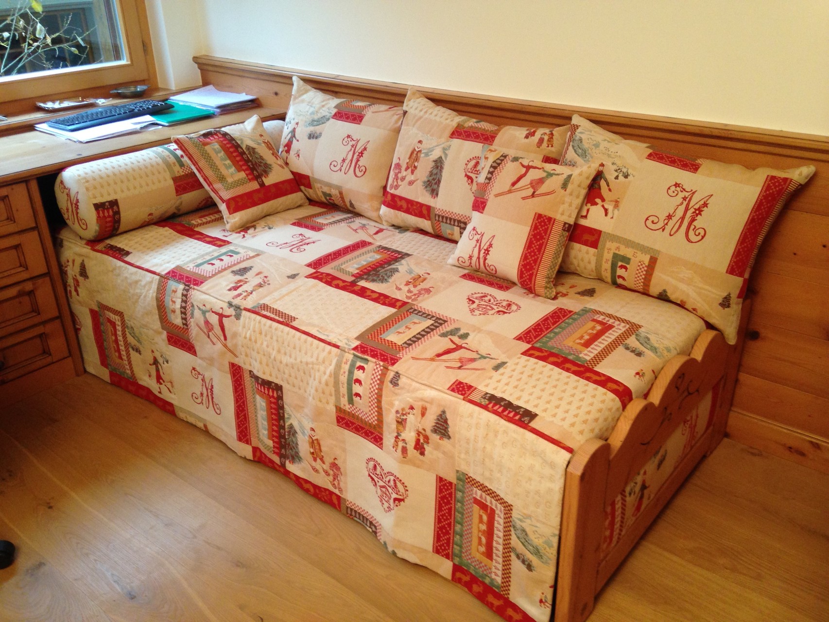 Bettüberwurf wattiert und abgesteppt mit Dekostoff rustikal passende Dekokissen mit Entenfederchen