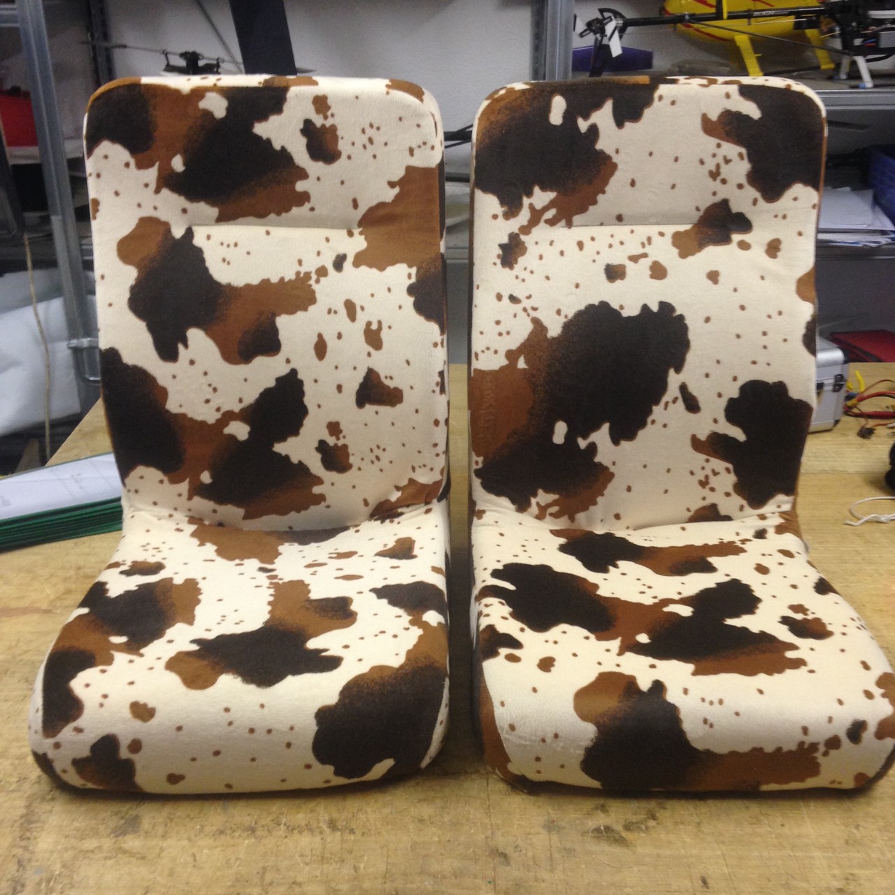 Elektrowagen-Sitze neu bezogen mit Kuhfell-Imitation