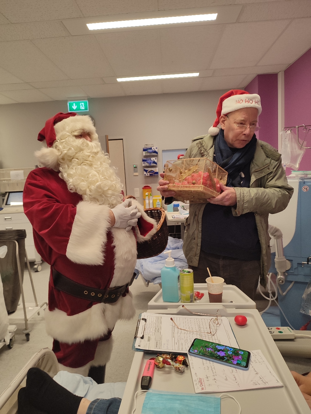 JB Cloetens et le père Noël en visite aux patients