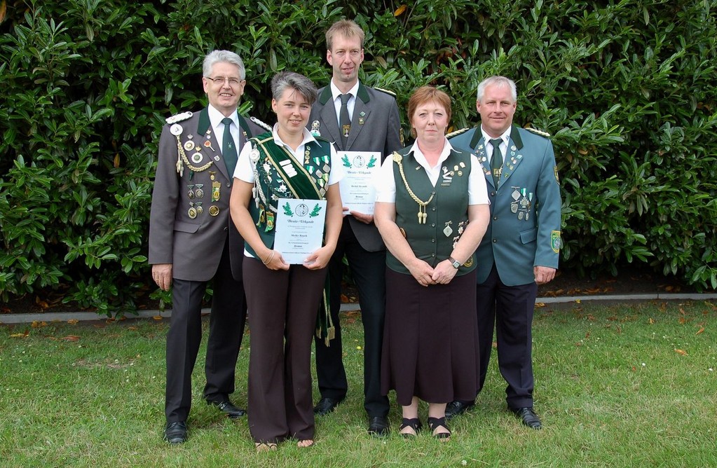 Die Geehrten, flankiert von den Mitgliedern des Kreisvorstandes. (Foto J. Bauer)