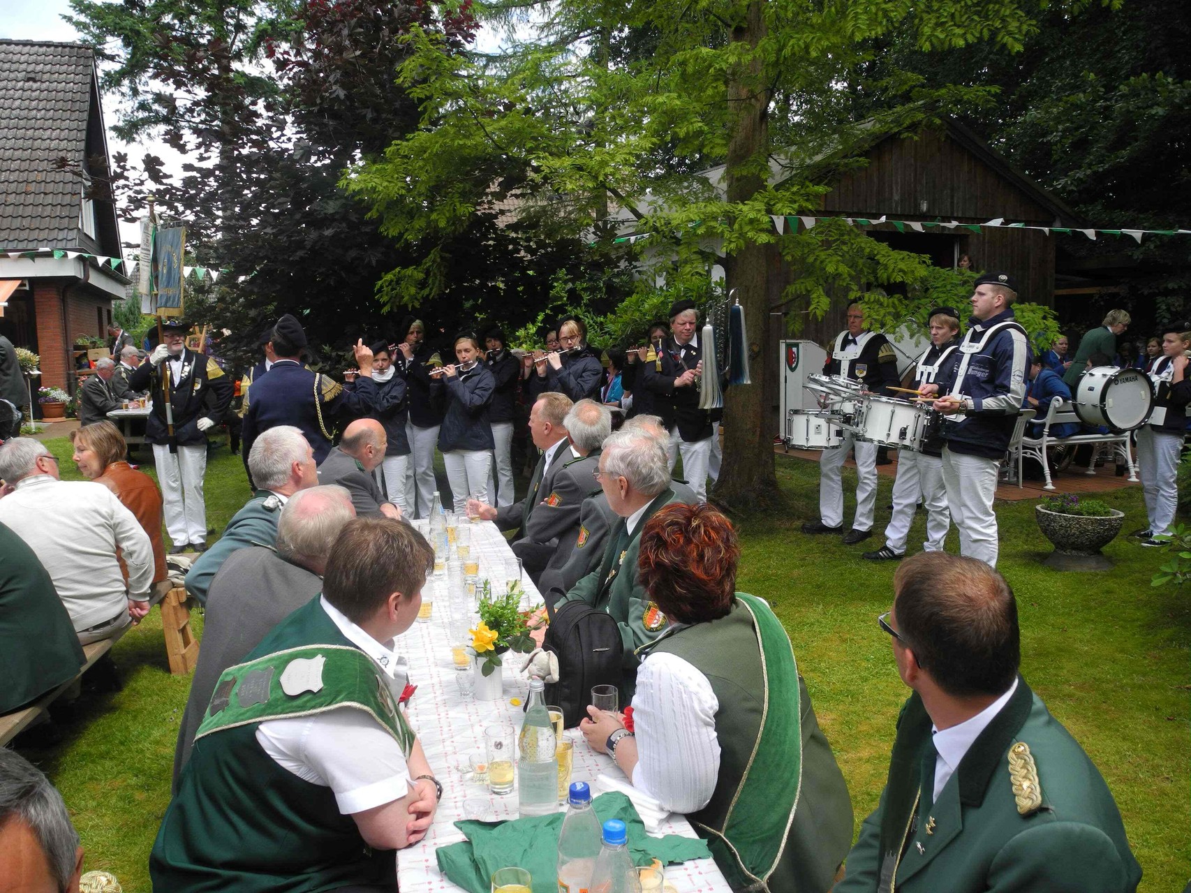 Der Spielmannszug Cadenberge spielt bei der Königsfamilie auf