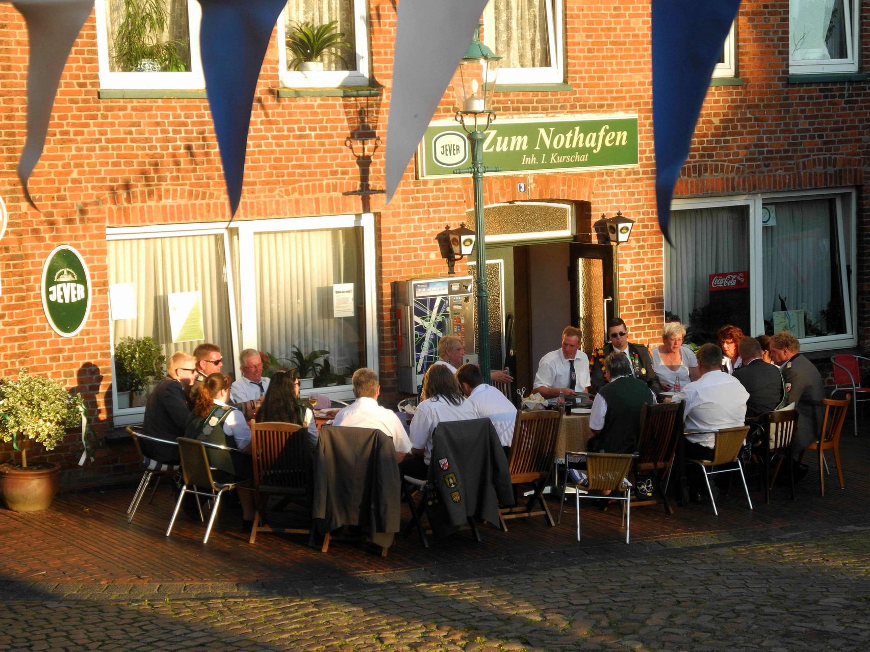 Am Donnerstagabend vor der Gaststätte  „Zum Nothafen“