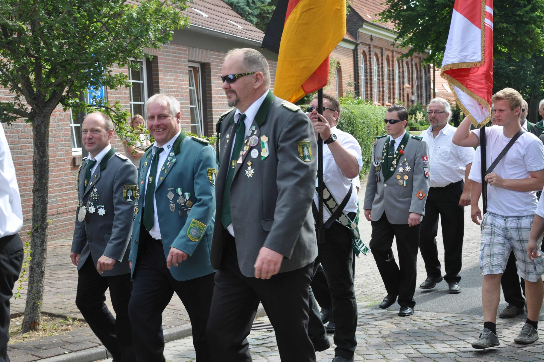 Gäste befreundeter Schützenvereine begleiten den Umzug