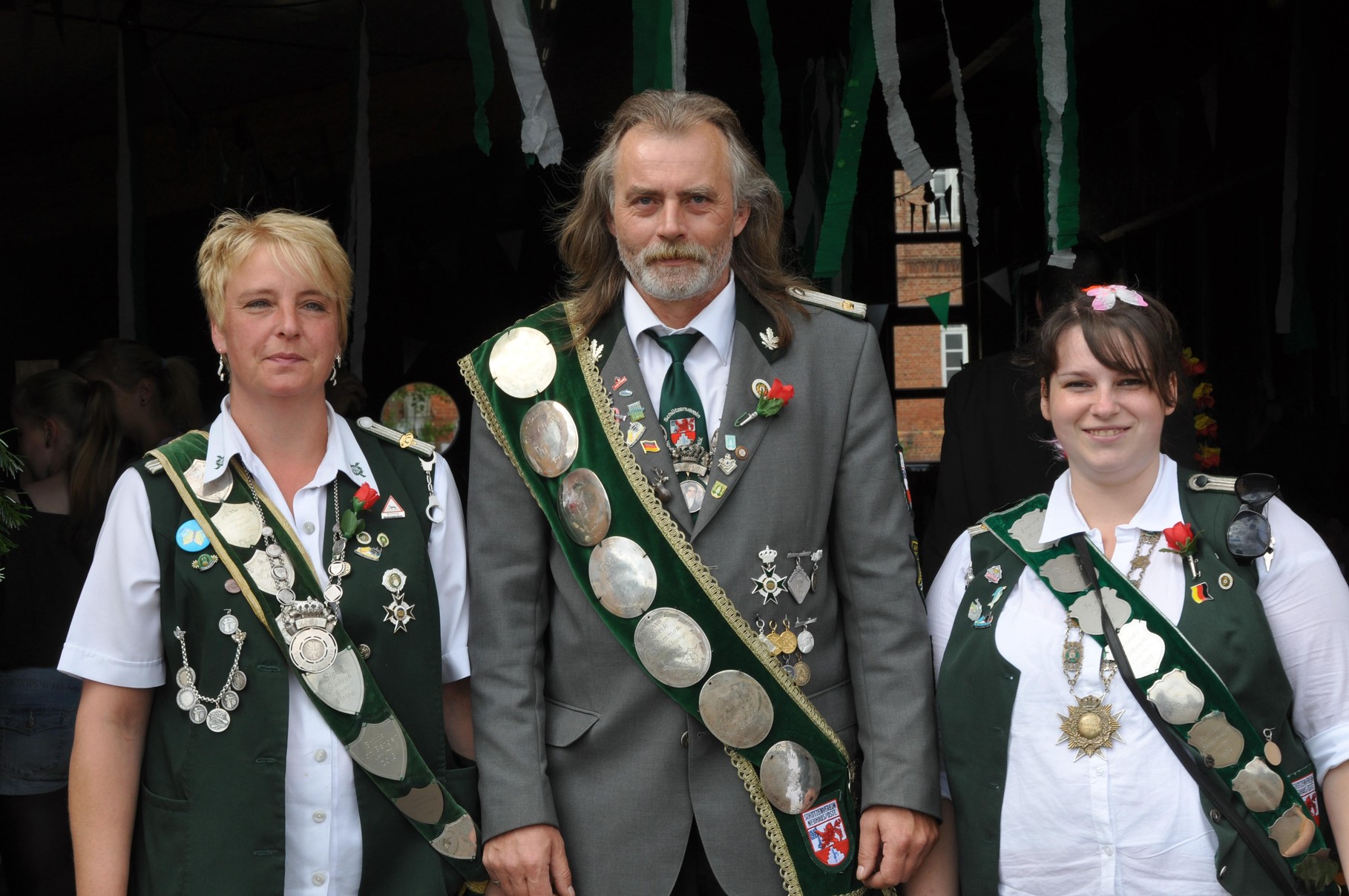 Schützenkönigin Britta von Bargen / König Thomas Meyer u. Jungschützenkönigin Frieda Wittkowski warten auf den Festumzug