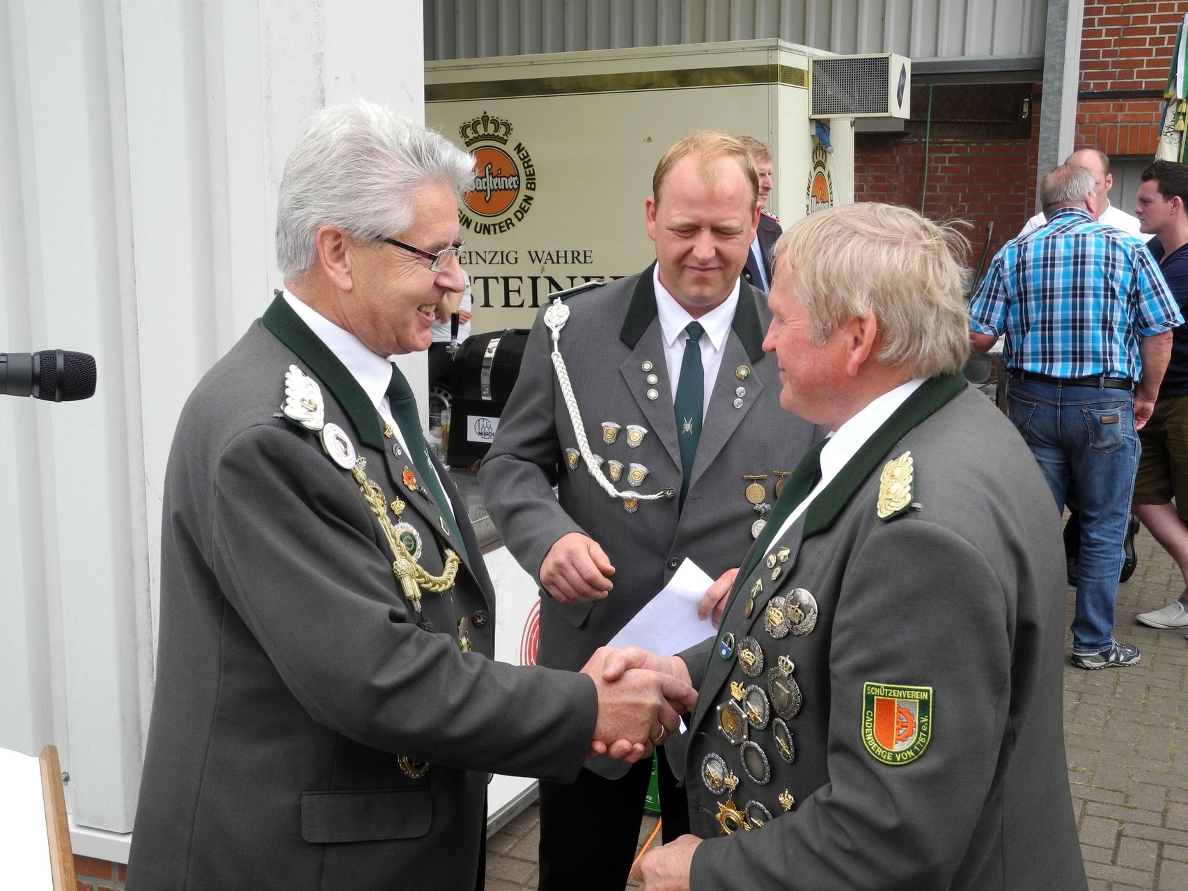 Glückwünsche an den geehrten Schützenbruder. Foto: Jürgen Bauer