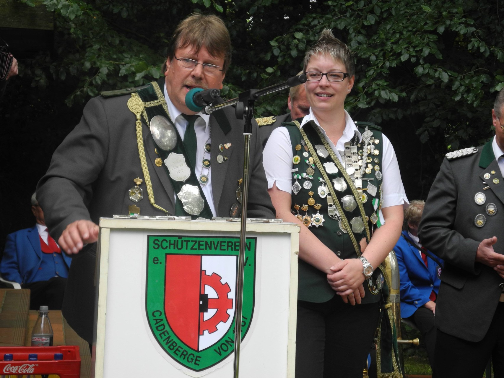 König + Königin bedanken sich vor dem Abmarsch bei ihren Helfern  