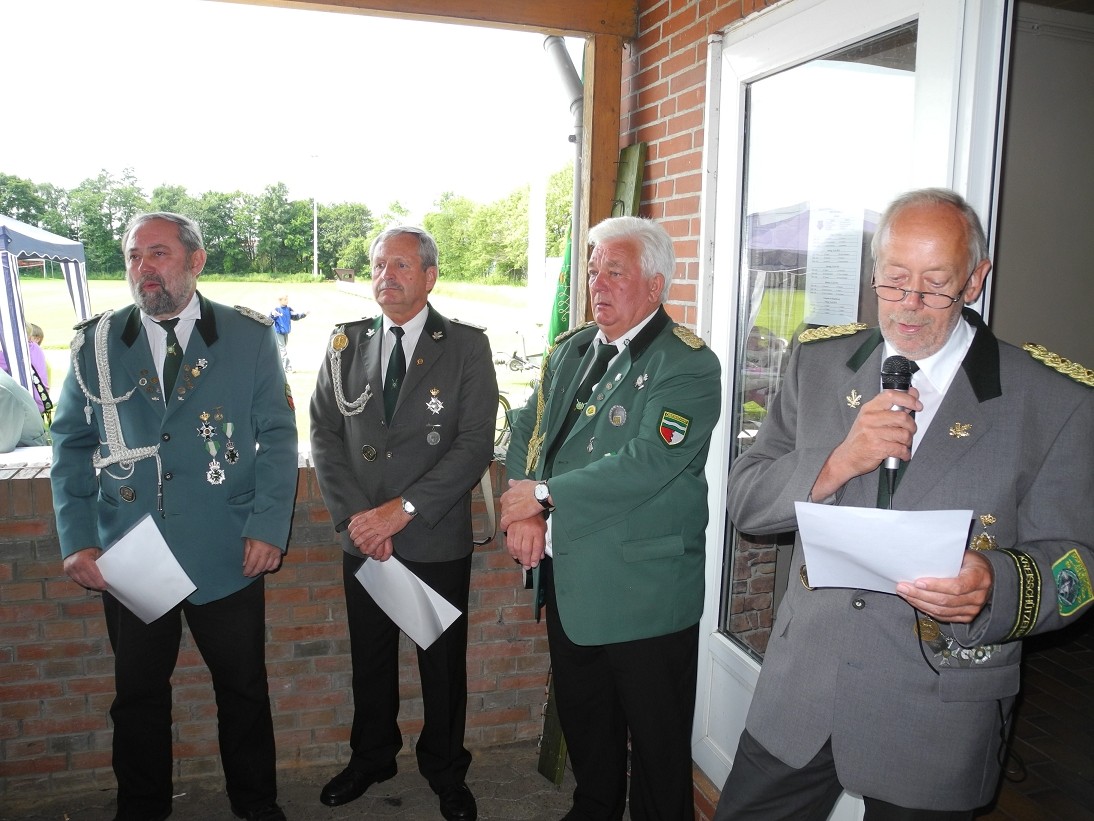 Präsident Hans Friedrich Kriese mit seinen geehrten Schützenbrüdern ...