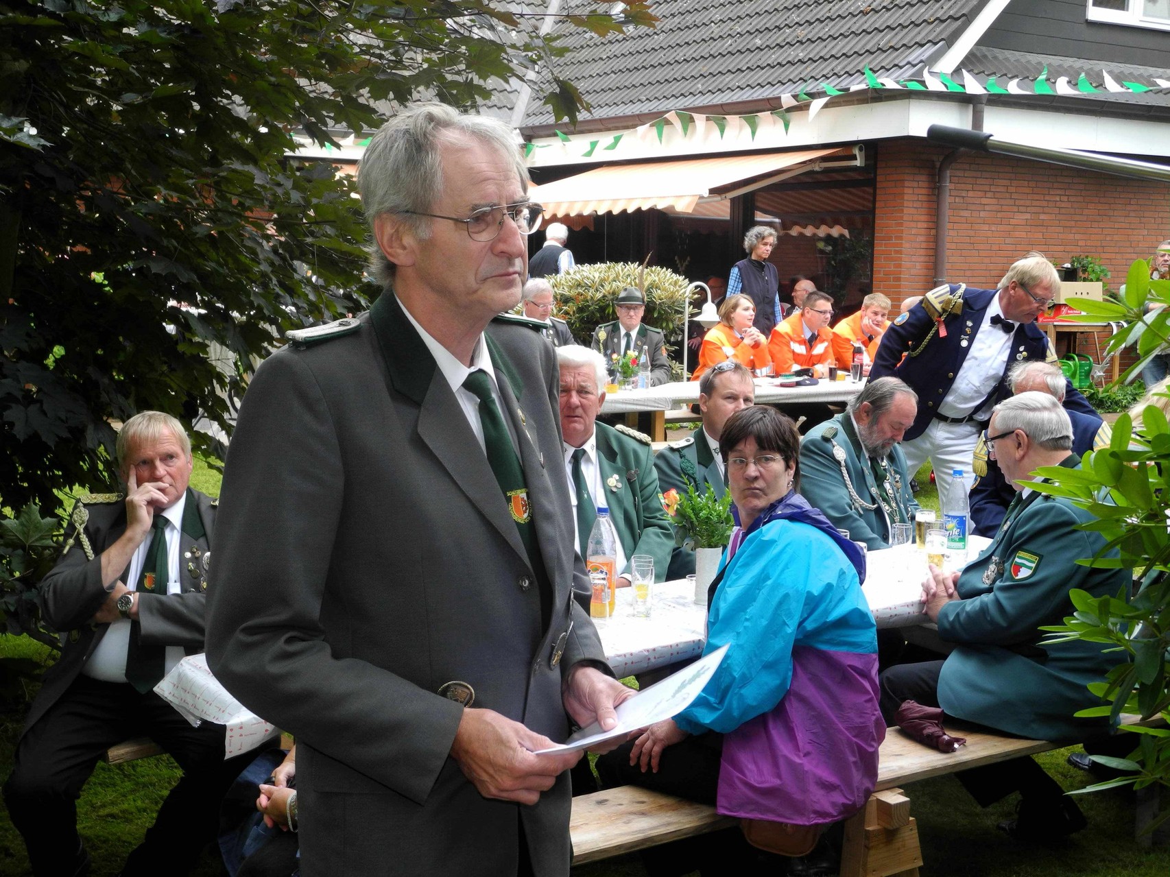 Horst von der Reith lauscht den Worten von Jürgen Bauer (3. Beisitzer), der die Laudatio auf Horst von der Reith verliest.