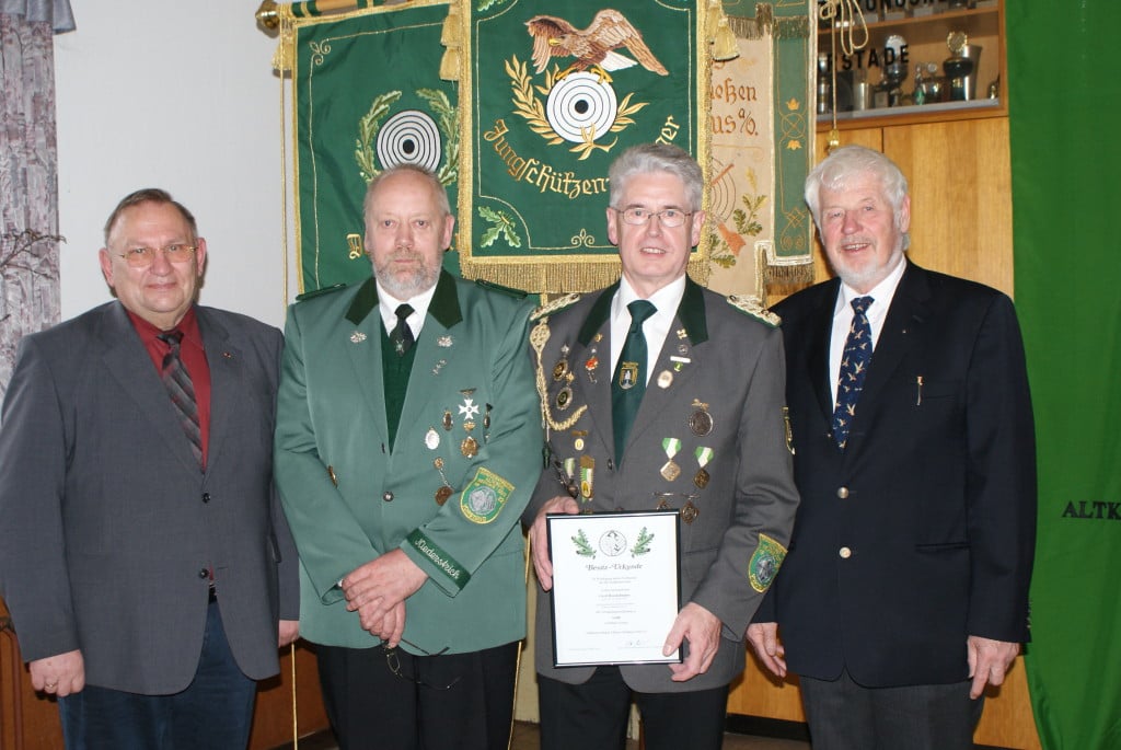 v.l. Bürgermeister Hans-Wilhelm Saul,Bürgermeister der Stadt Hemmoor, Otto Heinsohn, stellv. Kreisschützenmeister, Gerd Brokelmann, Verbandsgeschäftsführer, Hans-Volker Feldmann, stellv. Landrat des Landkreises Cuxhaven.   Foto E. Jäger
