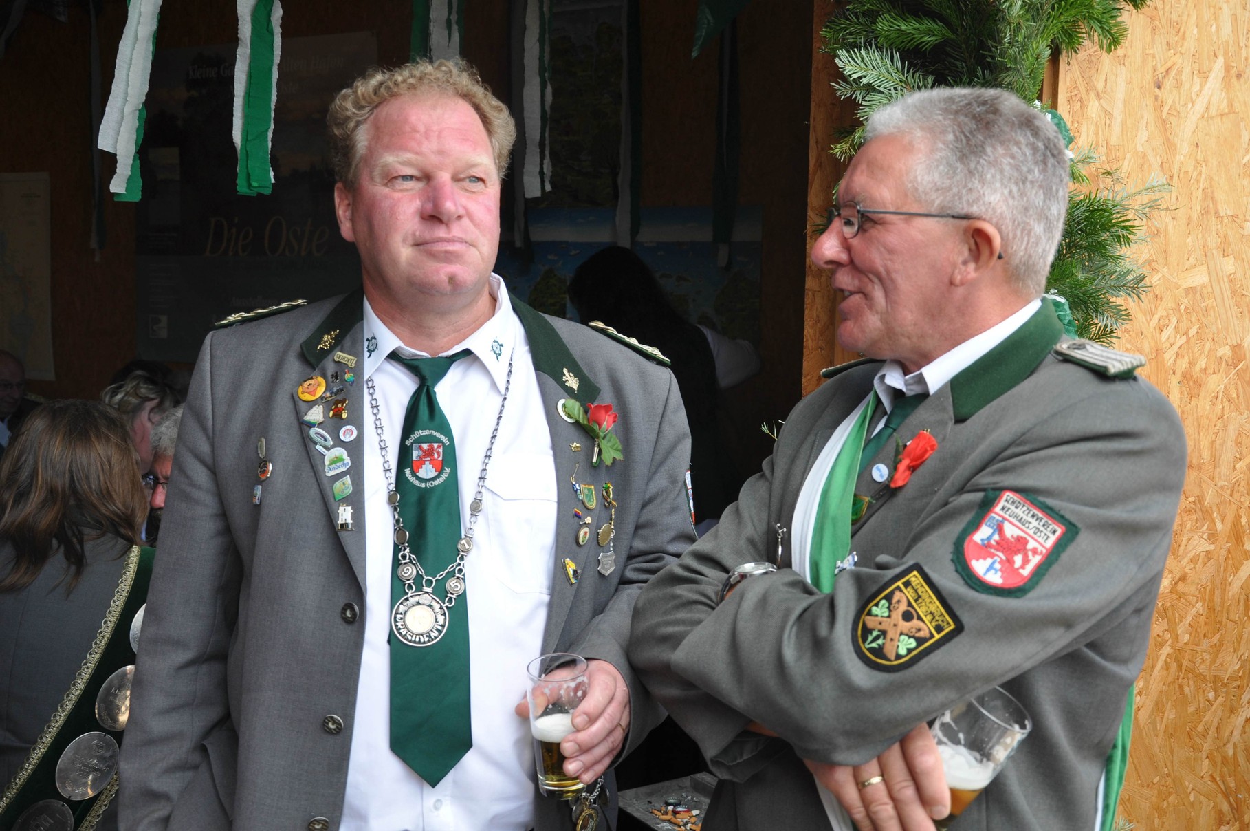 Präsident Udo Miertsch im Gespräch mit seinem Fahnenträger Hans-Hermann Horeis
