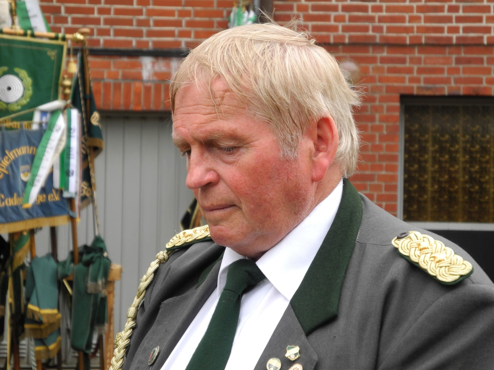 Wolfgang Tiedemann lauscht seiner Laudatio. Foto: Jürgen Bauer