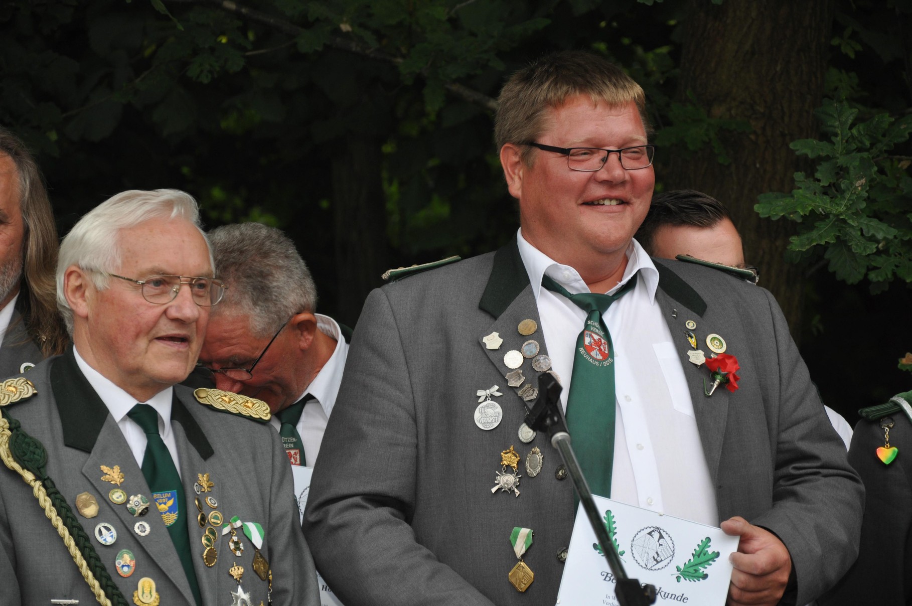 Uwe Adomeit freut sich über sein Verbandsauszeichnung in Silber