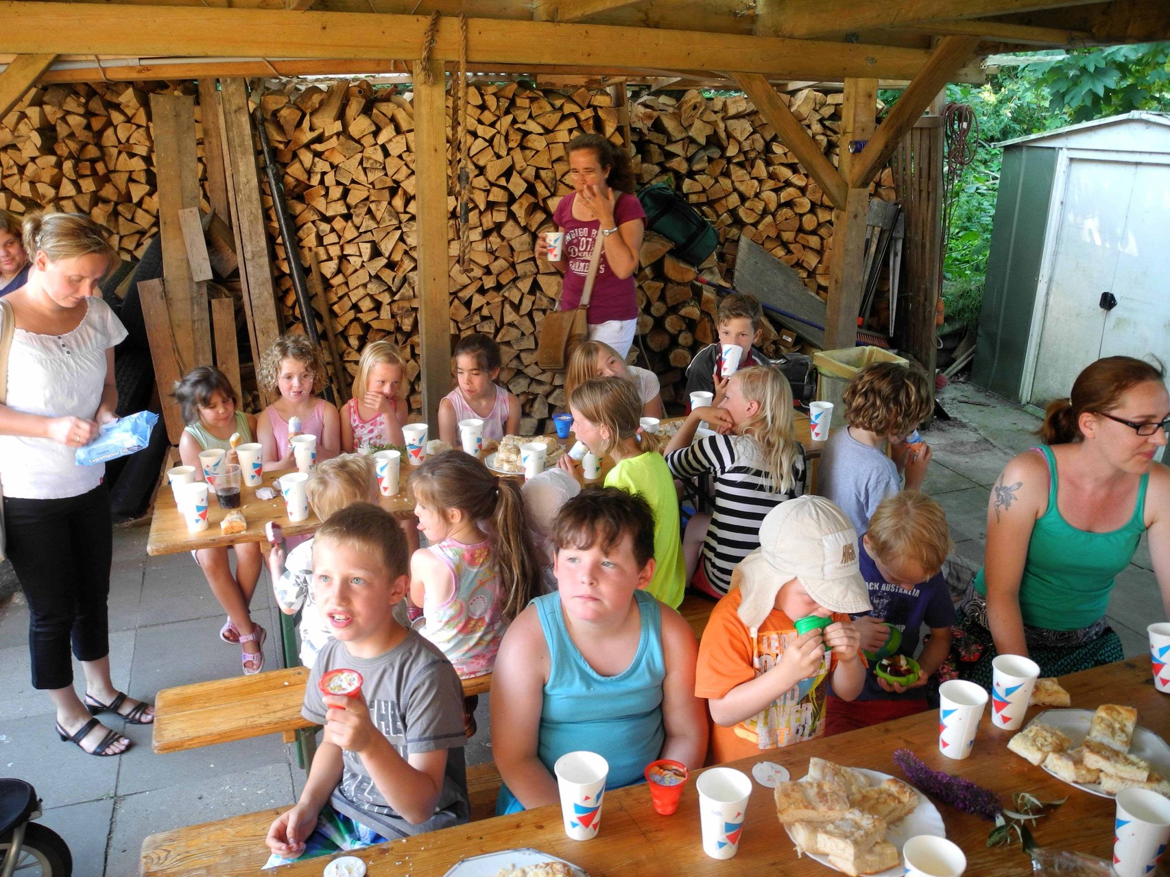Die Kinder wurden mit Kuchen u. Brause bewirtet