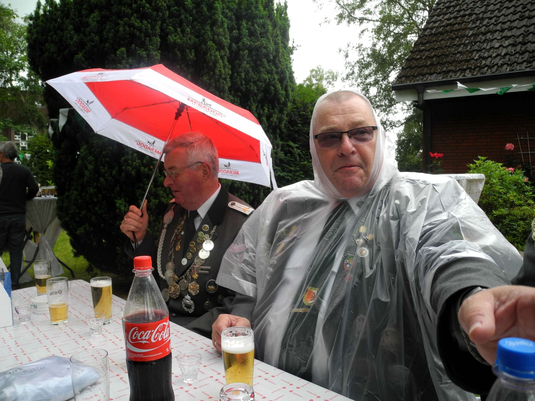 Günter schützt sich mit einem Poncho vor einem "kleinen Regenschauer"