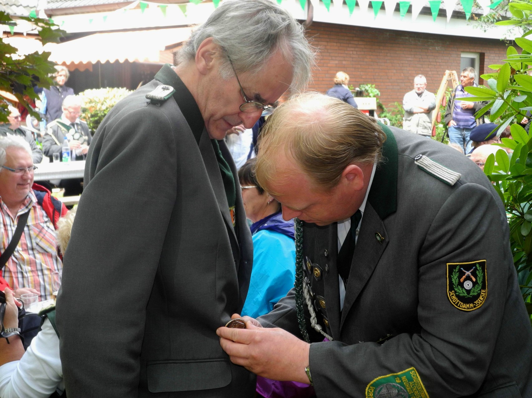Dirk Mahler (stellv. Kreisschueßwart) bringt die Auszeichnung an