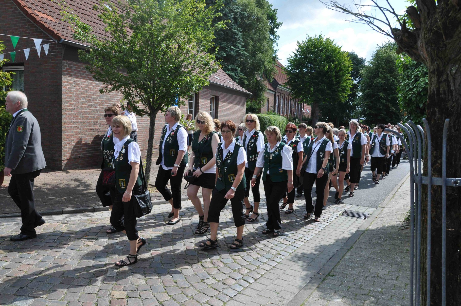 Abmarsch des Festumzuges am Samstag zur Abholung der Königsfamilie