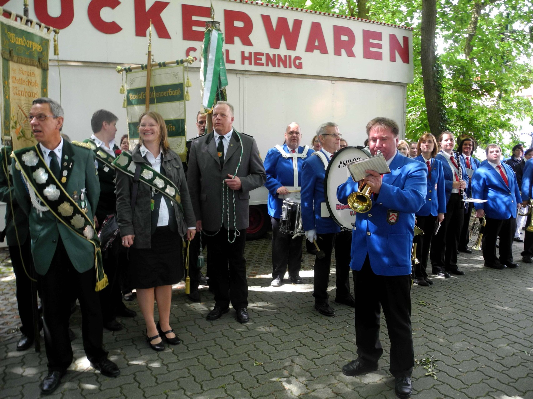 Vor dem Abmarsch spielte ein Trompeter zum Fahne hissen