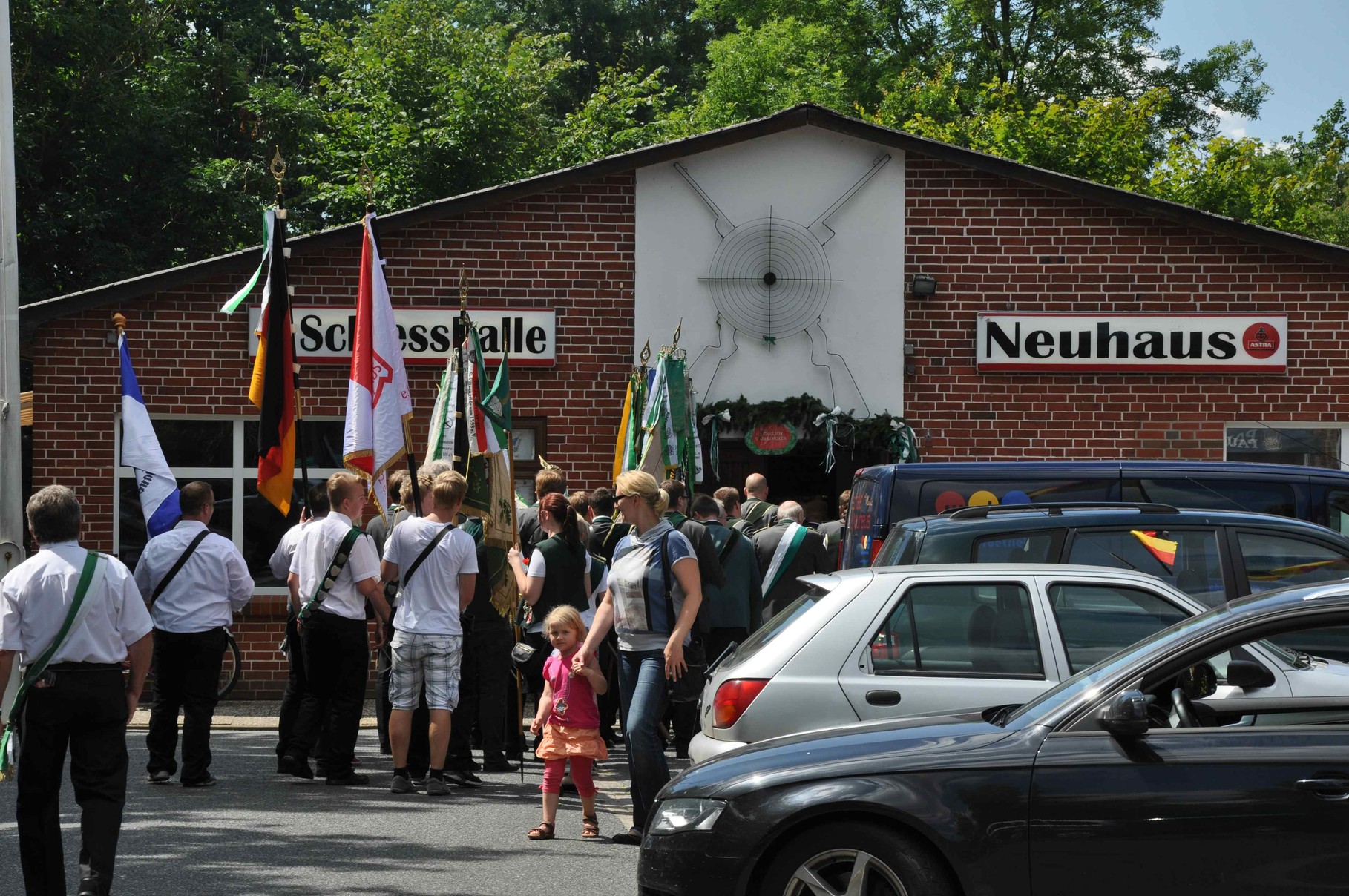 Einmarsch der Fahnen in der Schießhalle