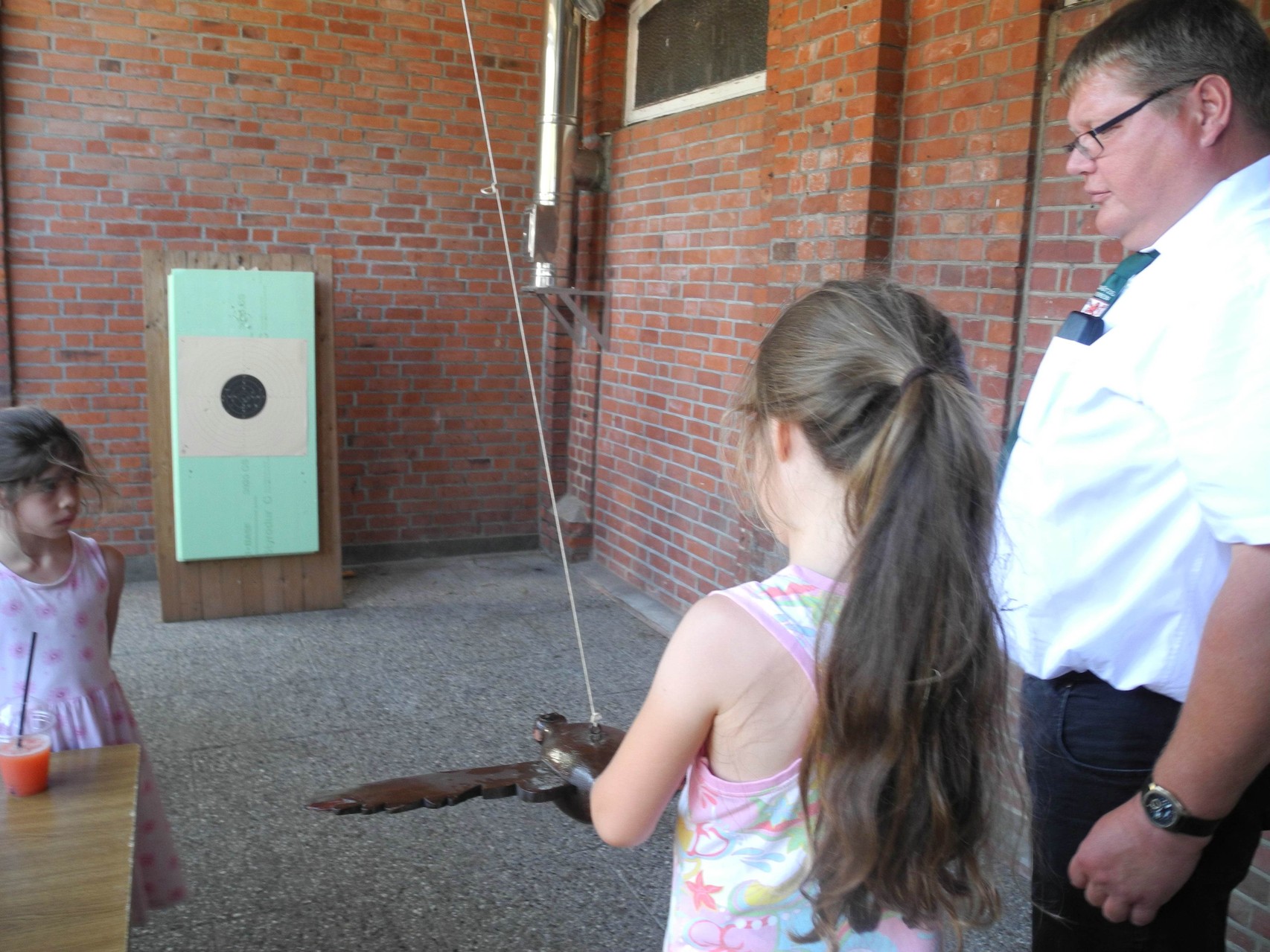 Vogelstechen der Kinder mit Schützenbruder Uwe Adomeit