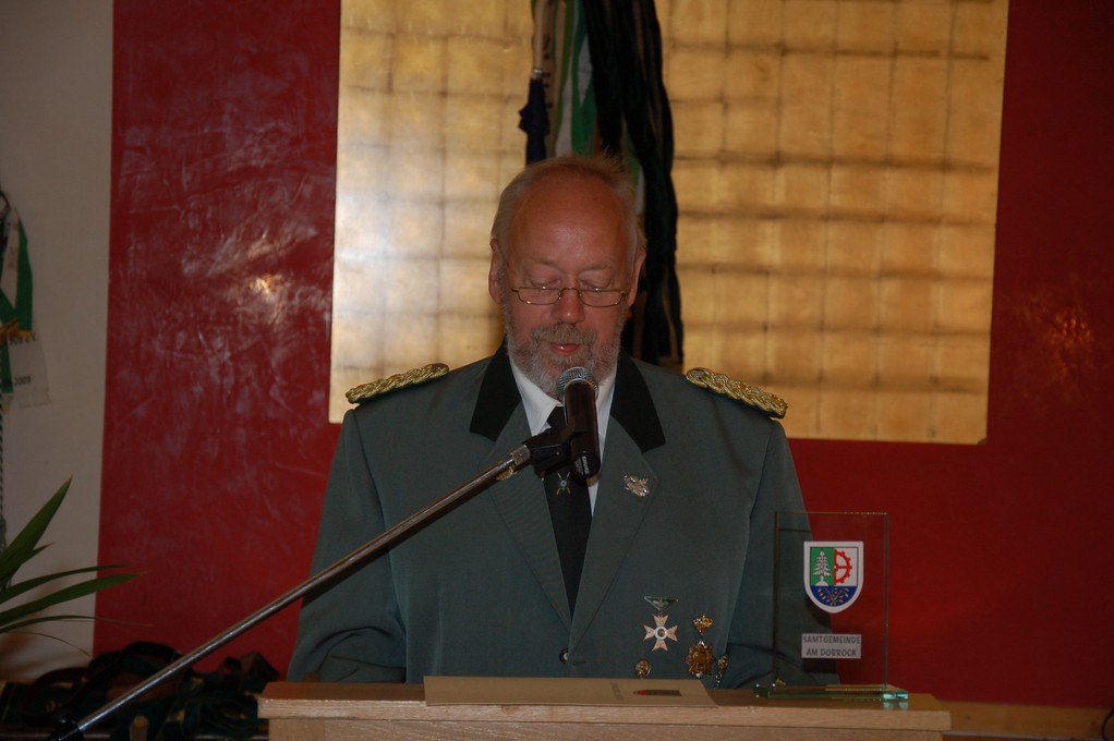 Otto Heinsohn bei der Überbringung der Grußworte des Schützenverbandes Altkreis Neuhaus-Oste e.V. (Foto: J. Bauer)