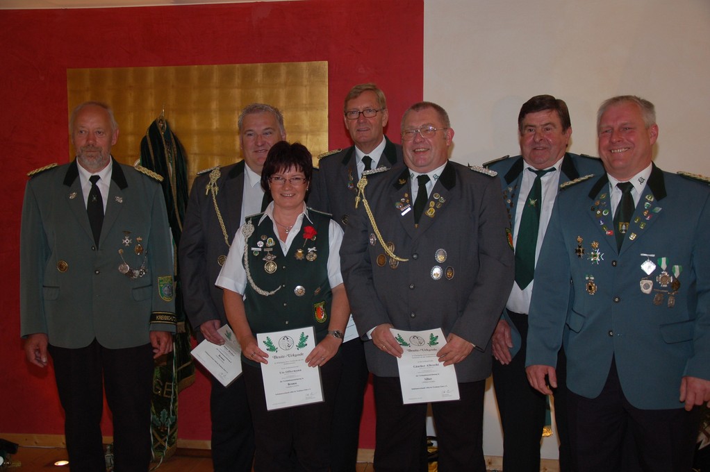 v.l.:Otto Heinsohn (Kreisschützenmeister), Jens Heller, Ute Offermann, Rolf Bolduan (VA in Bronze), Günther Albrecht (VA in Silber), Rolf Stehno (Kreisschießwart) und Stefan Thiele (stellv. Kreisschützenmeister) (Foto J. Bauer)