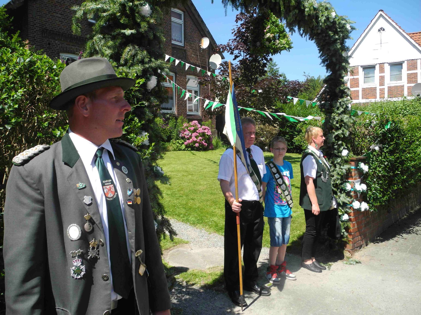 Der Kommandeur Arne Kolster bei der Abholung des Kinderkönigs Nils von Bargen
