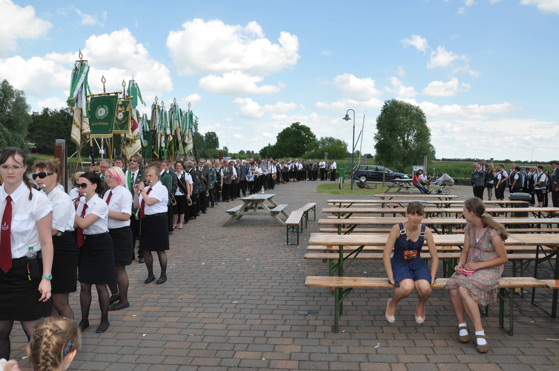 Antreten zum Abmarsch durch den Ort mit den Damen- und Jungschützenbanner