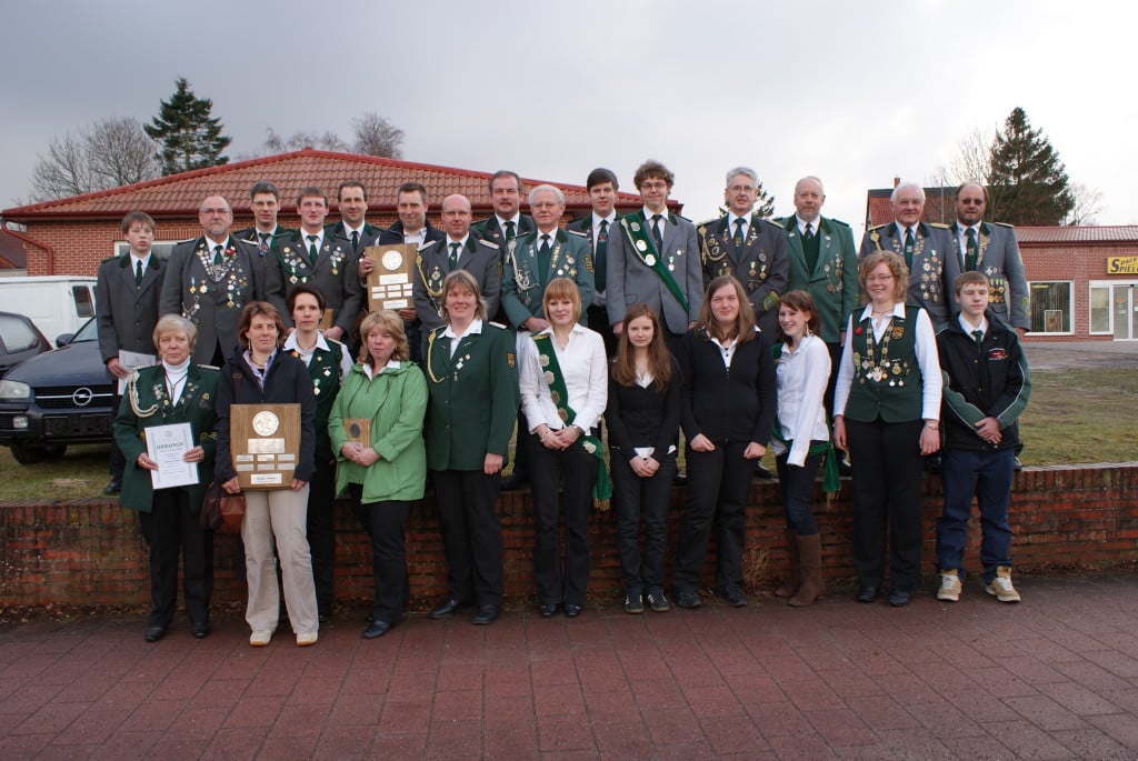 Geehrte Mannschaften und Einzelschützen der Winterrunde mit Kreisvorstandsmitgliedern.    Foto E. Jäger