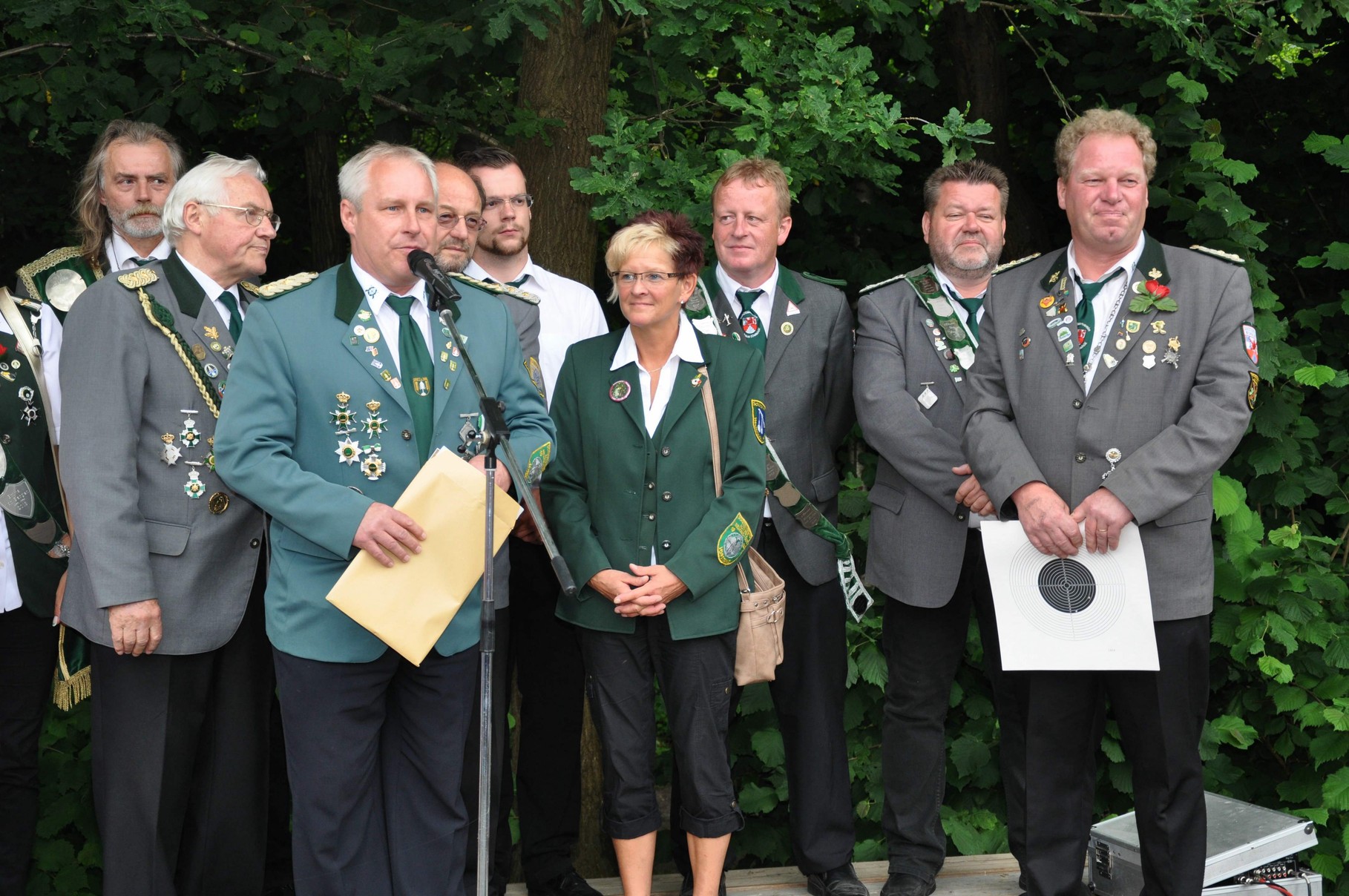Vor der Proklamation der neuen Würdenträger gab es durch Schützenverband Altkreis Neuhaus noch zwei Verbandsauszeichnungen