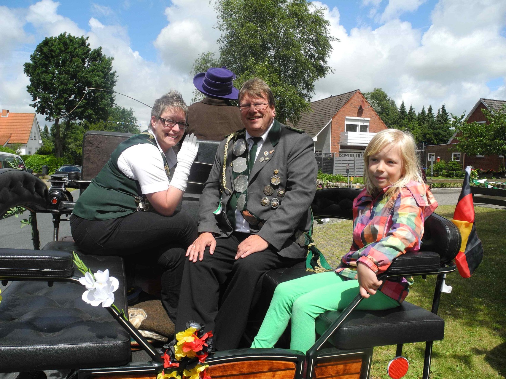 Die Majestäten werden beim Rückmarsch in einer Pferdekutsche gefahren