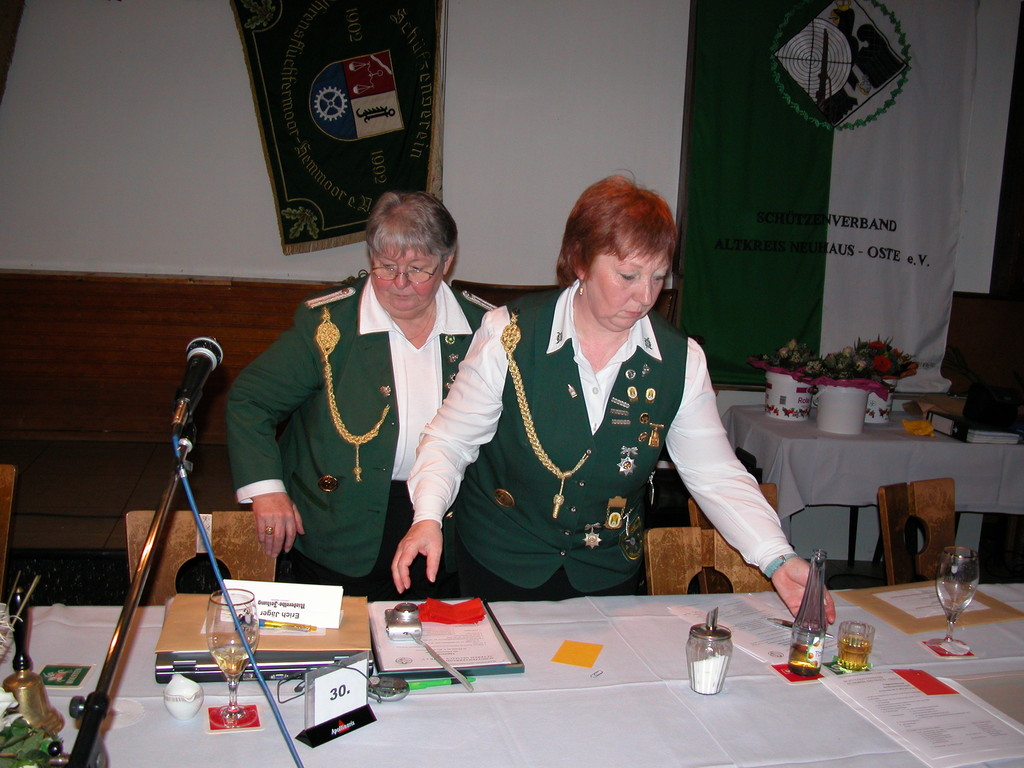 Unsere Vorstandsdamen räumen die Plätze auf.      Foto W. Röndigs