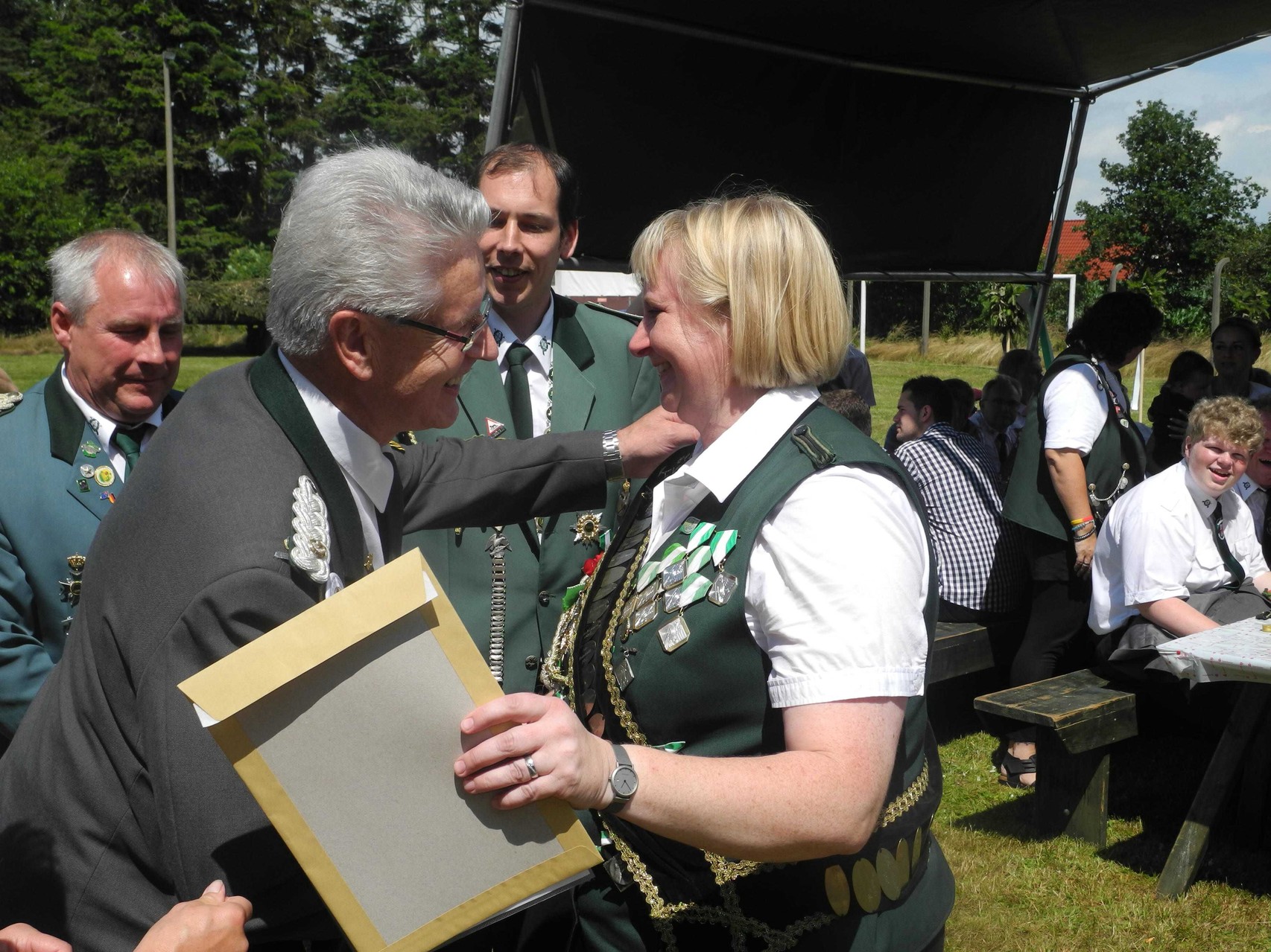 Schützenschwester Hilke Brandt wird die Verbandsauszeichnung in Bronze verliehen