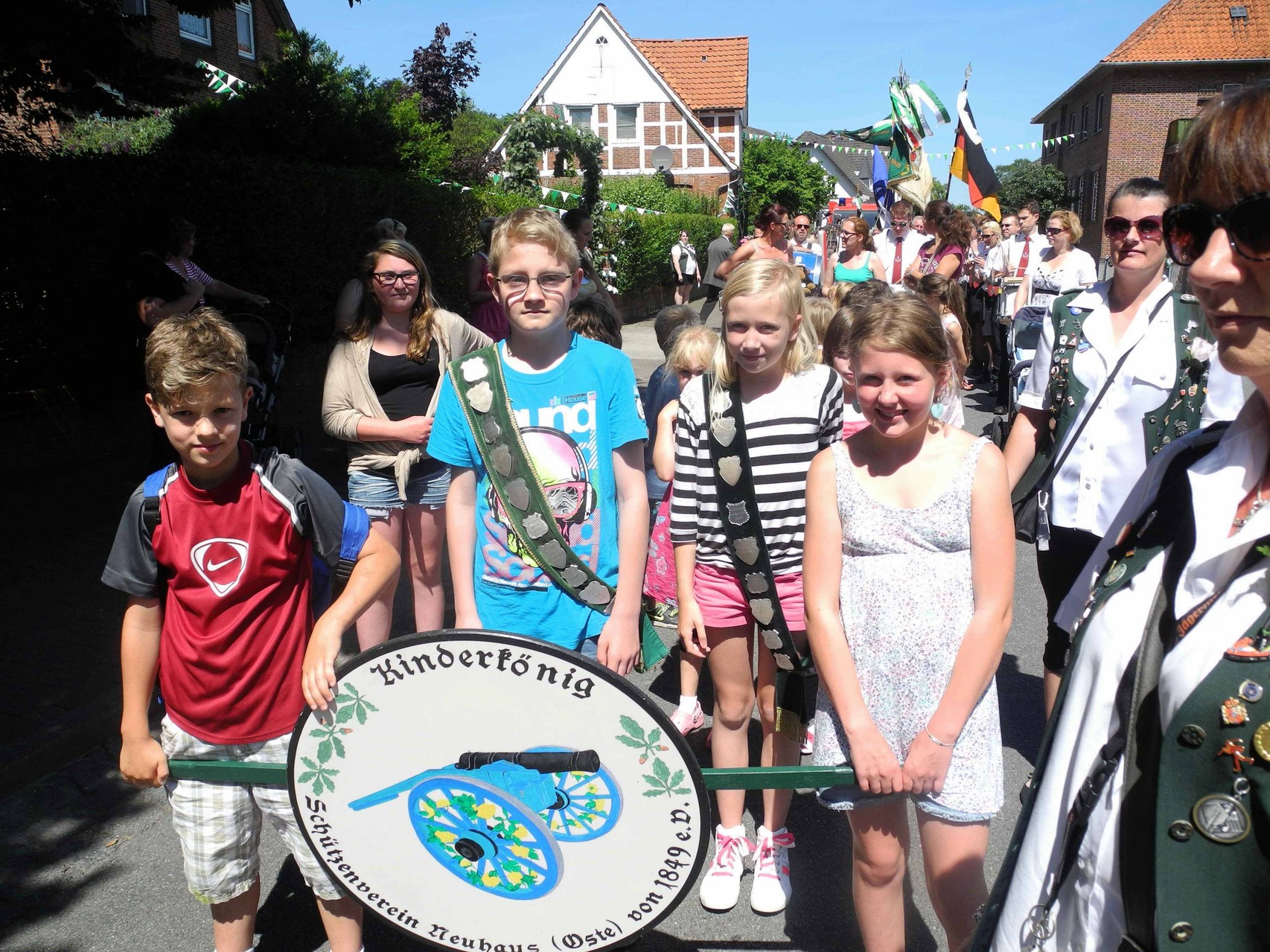 Nils von Bargen beim Abmarsch mit seiner Königsscheibe